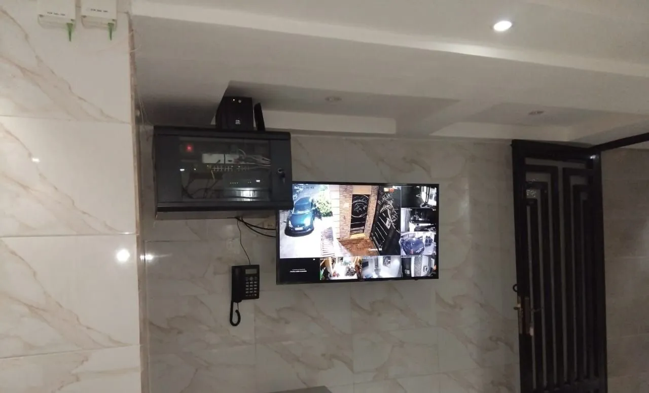 Local technique d’un bâtiment intelligent. Baie réseau, supervision vidéo et téléphonie IP pour une résidence.
