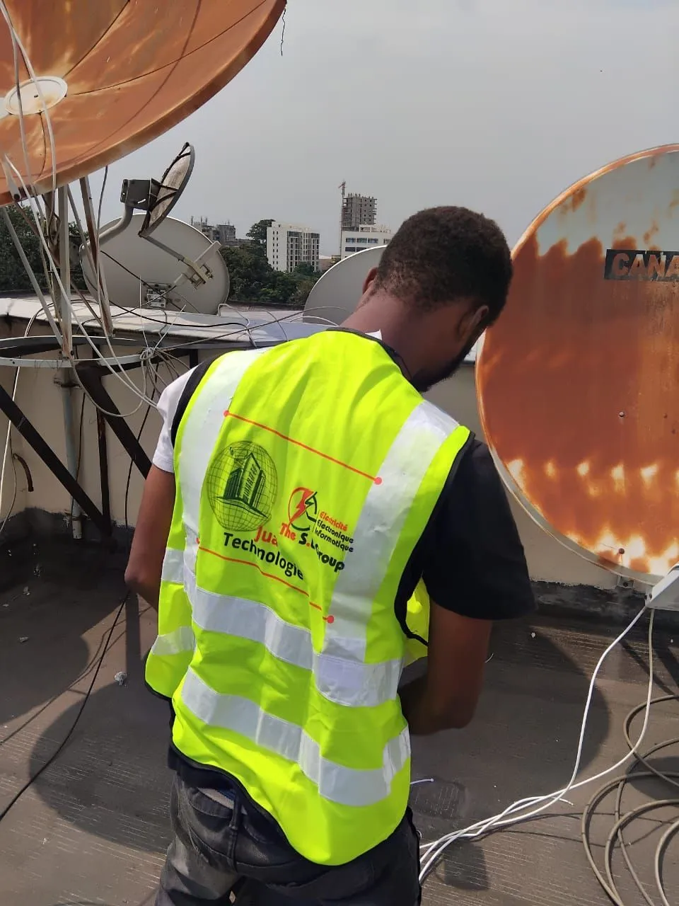 Installation satellite en toiture. Réception de la télévision par satellite sur le toit d’un immeuble.